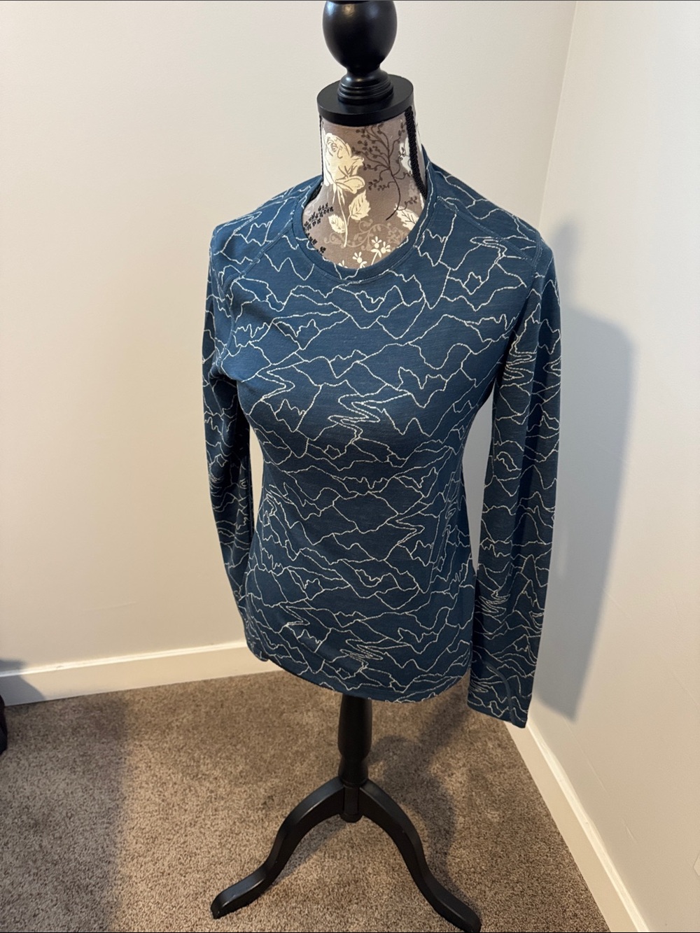 Women's Blue Long-Sleeve Crewneck Top with Abstract Line Pattern